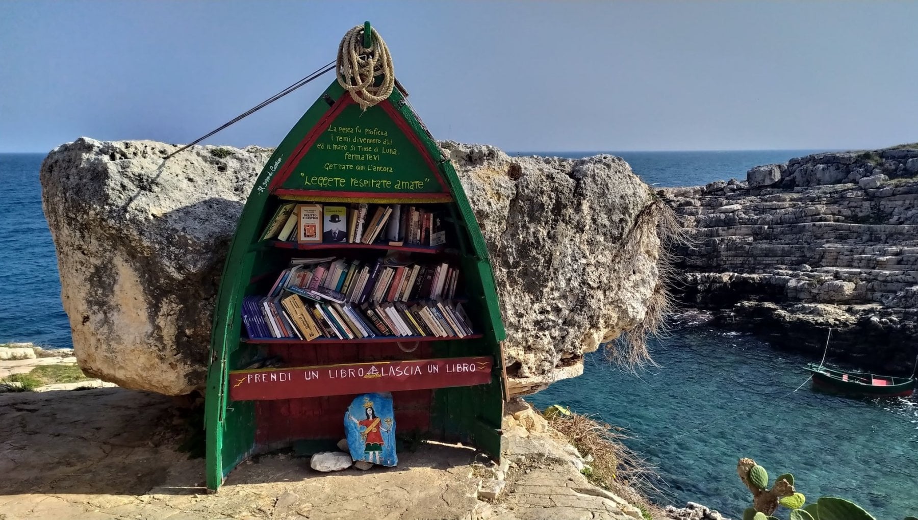 Una libreria dentro una vecchia barca a Polignano - Sonia Bucciarelli